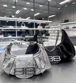 Picture of Balenciaga Handbags _SKUfw242731306fw